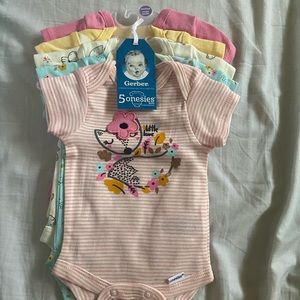 Newborn-0-3 months girls clothing